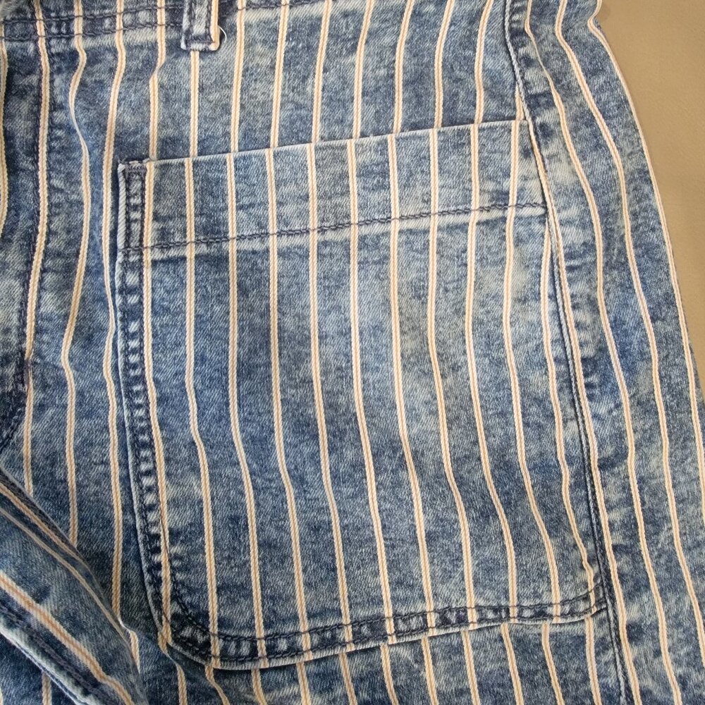 AMERICAN EAGLE Pinstripe "Jean" Shorts with Font Pockets and Tie Belt Size 14 - Picture 2 of 5